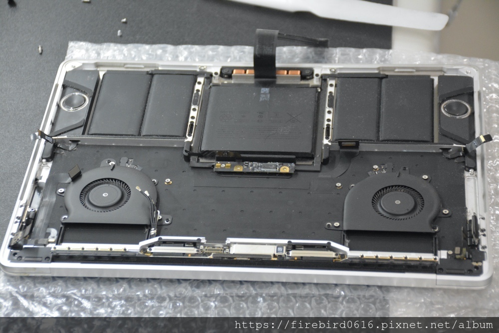 台北MacBook維修推薦-主機板拆卸後的MacBook
